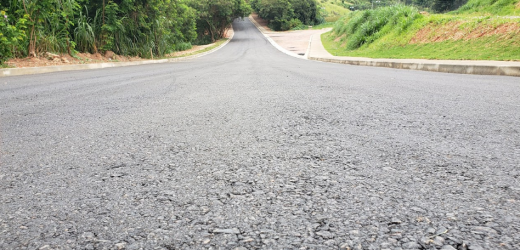 Prefeito vistoria obras de pavimentação, após parceria com a Comgás