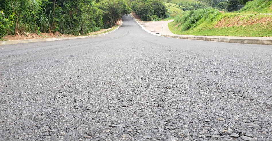 Prefeito vistoria obras de pavimentação, após parceria com a Comgás