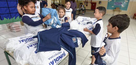 Mais de 30 mil alunos de Jundiaí começam a receber uniformes