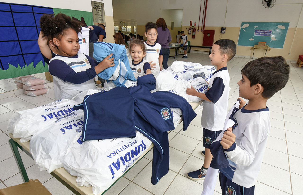 Mais de 30 mil alunos de Jundiaí começam a receber uniformes