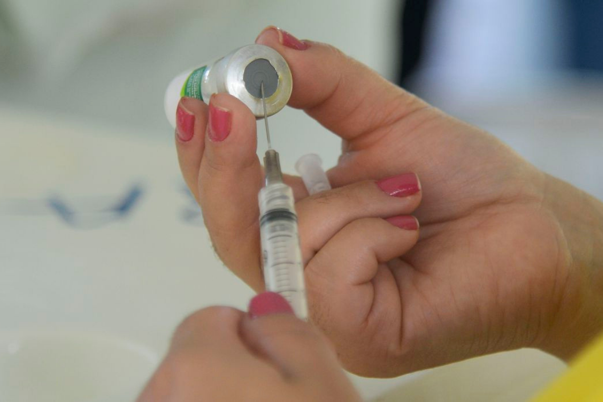 Saúde distribui senhas para vacinas da gripe até 10h30 e da Covid até 15h30 para facilitar atendimento