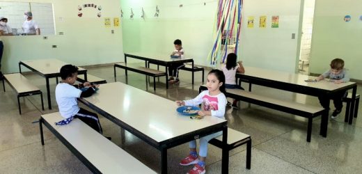 Educação distribui kits de alimentação para estudantes do berçário e do maternal