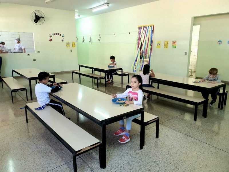 Educação distribui kits de alimentação para estudantes do berçário e do maternal