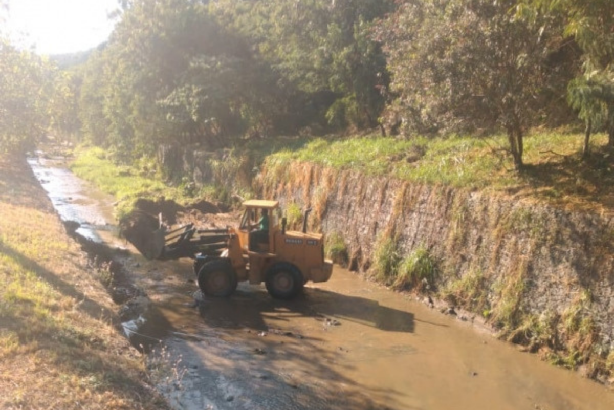 Prefeitura realiza desassoreamento de sete quilômetros do Córrego Pinheirinho