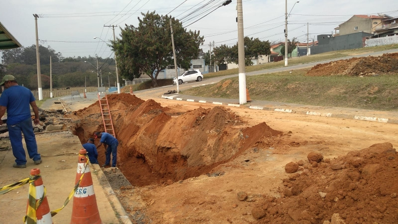 Trecho da Rua João Degelo está interditado para obras de reparo no emissário de esgoto