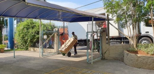 Secretaria de Educação de Vinhedo entrega kit de alimentação para famílias de alunos