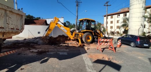 Sanebavi realiza manutenção em rede coletora tronco na Rua João Edueta