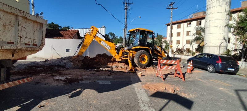 Sanebavi realiza manutenção em rede coletora tronco na Rua João Edueta