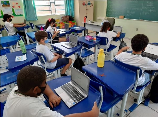 Secretaria de Educação de Vinhedo amplia uso de chromebooks na rede municipal